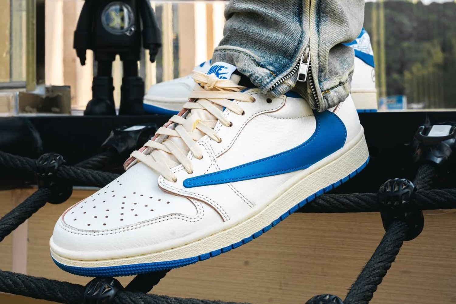 aj1 travis fragment