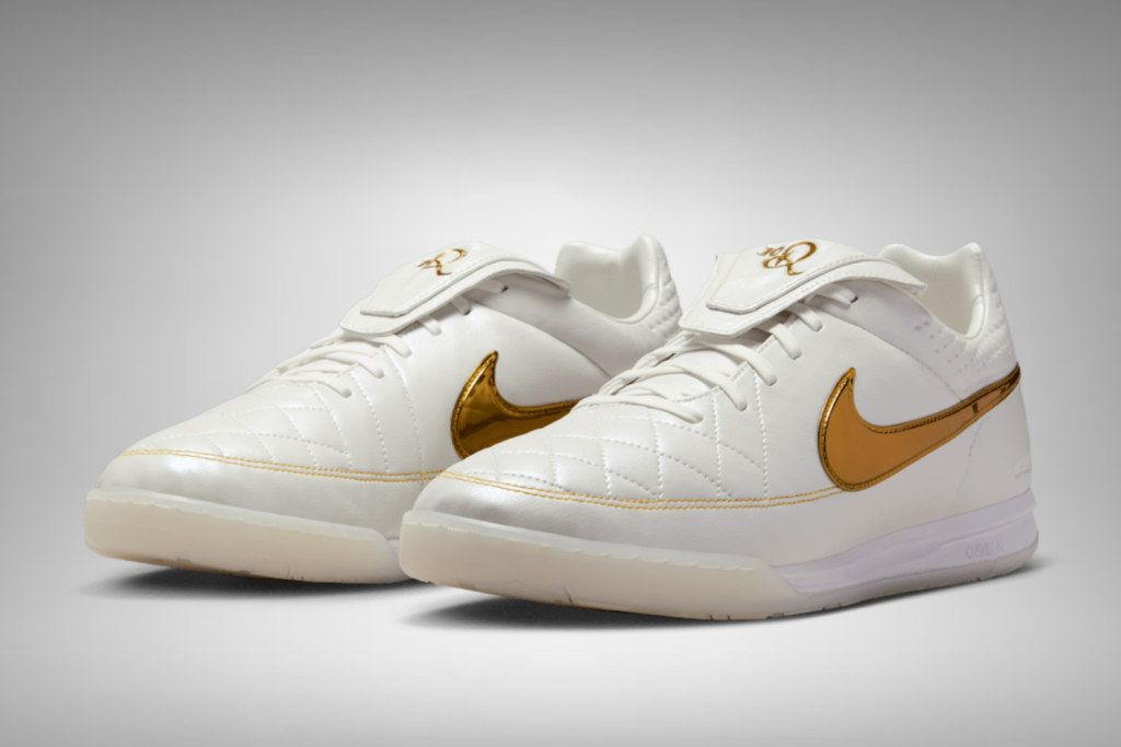Nike Tiempo Ronaldinho HG こちらの空箱とカード sddefault.jpg